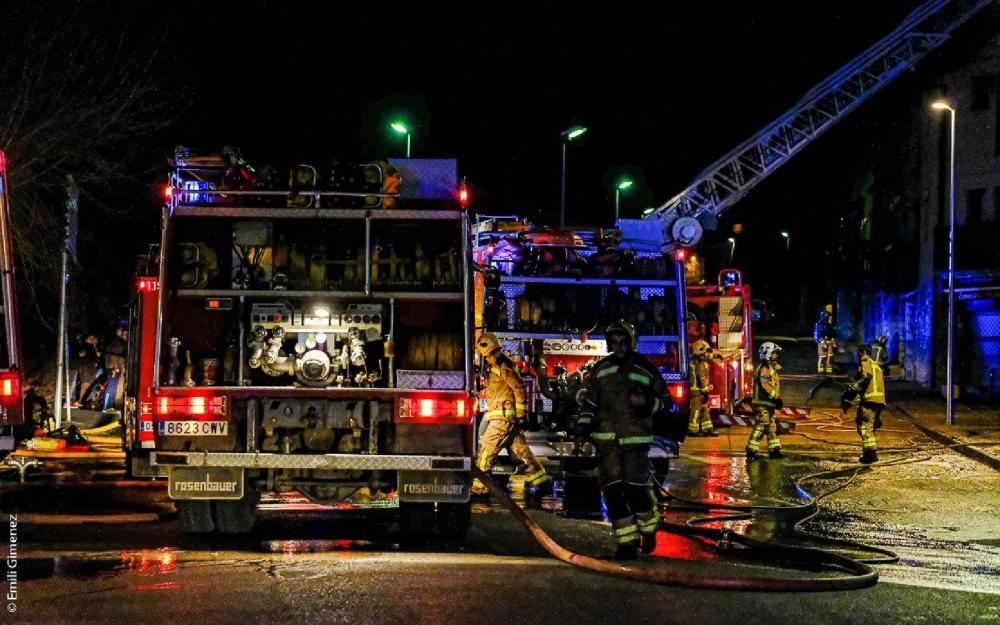 Un incendi crema quatre cases a Puigcerdà i obliga
