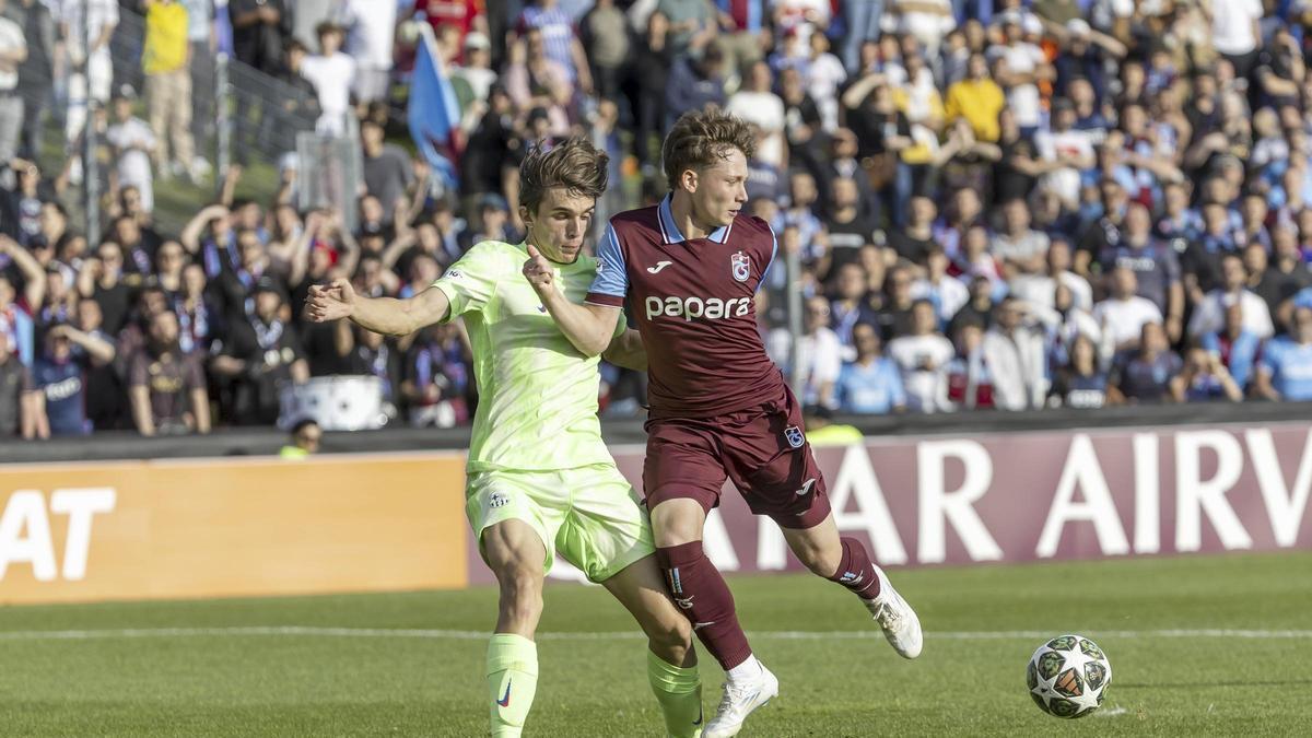 Cuenca pugna por el esférico durante un encuentro de la Youth League ante el Trabzonspor.