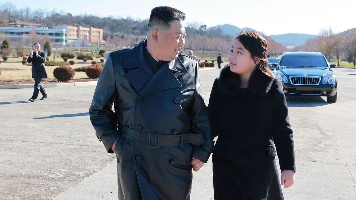 El líder norcoreano Kim Jong-un con su hija, que se supone que será su segunda hija, Ju-ae, durante la prueba de un misil balístico intercontinental Hwasong-17 en un lugar no revelado en Corea del Norte.