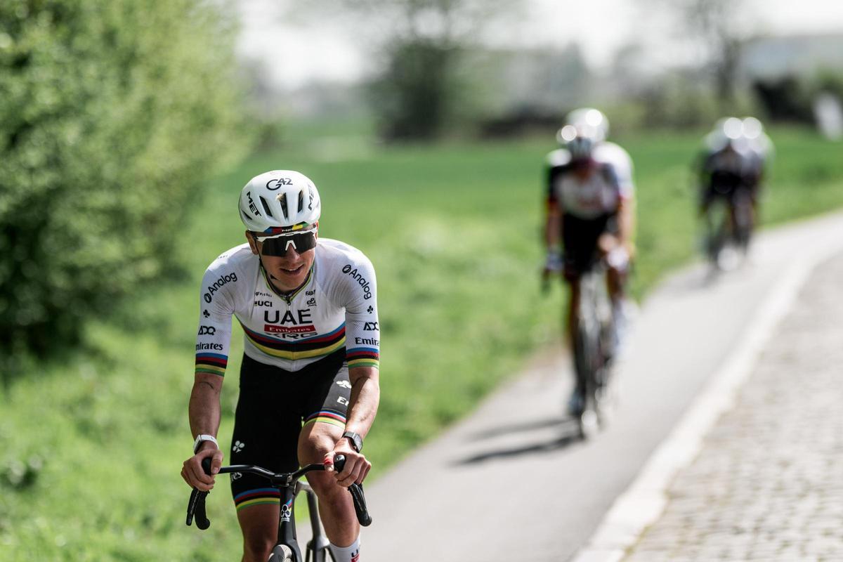 Tadej Pogacar, esta semana, entrena por los tramos adoquinados de la París-Roubaix.