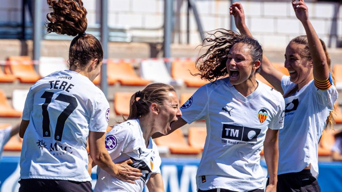 Marina Martí celebra el gol que le dio la victoria al Valencia CF