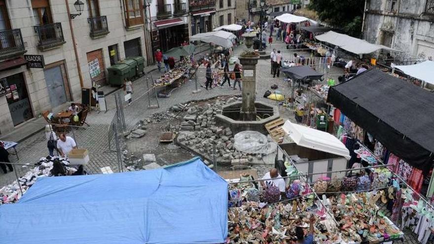 Imagen que ofrecía ayer por la mañana la céntrica plaza de O Castro, en Vilagarcía.