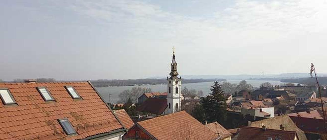 Vista de la barriada de Zemun. Al fons, el riu Danubi.