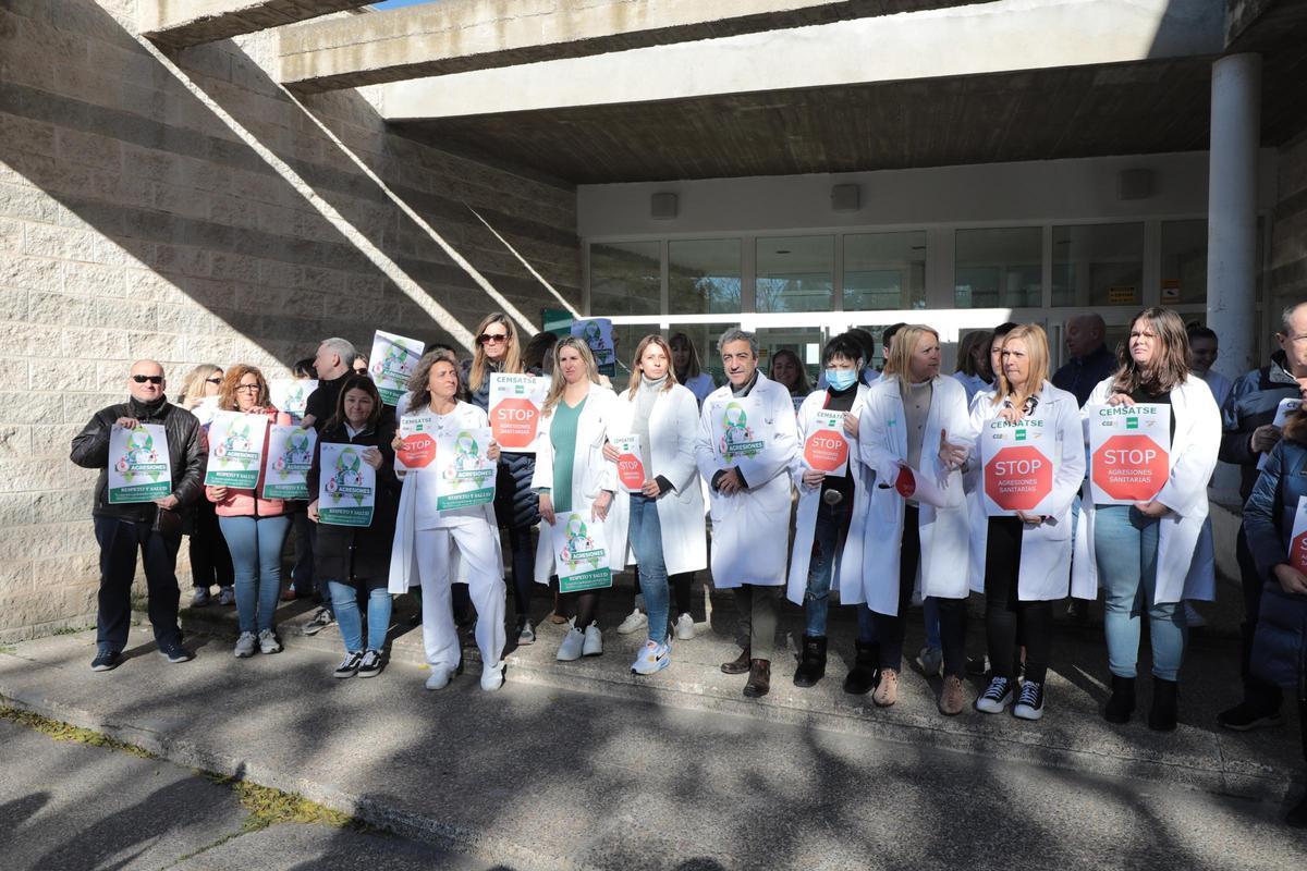 En noviembre de 2023, los trabajadores del centro de salud de Casetas se manifestaron a las puertas del consultorio a modo de protesta contra las agresiones a los sanitarios.