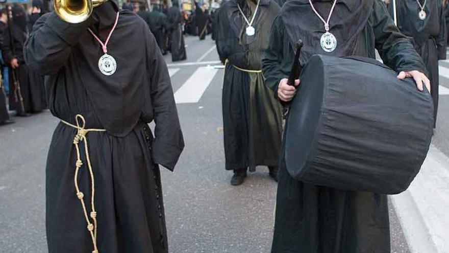 Uno de los merlús durante el desfile del Viernes Santo.