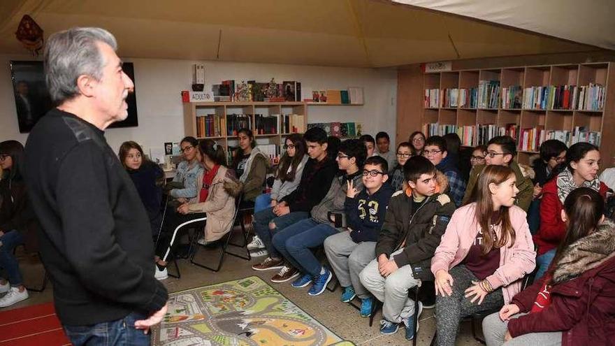 Jordi Sierra se dispone a impartir una charla a estudiantes en la librería Moito Conto, en diciembre de 2016.