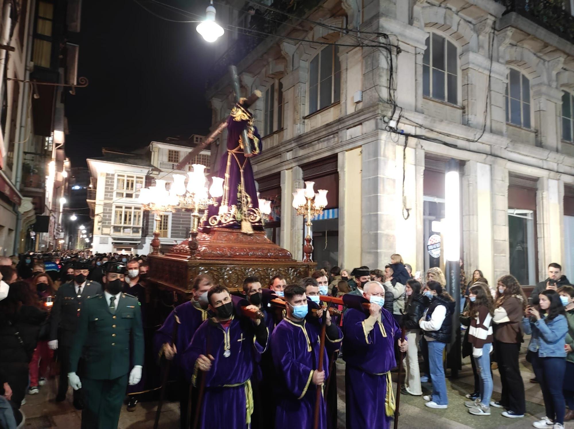 La procesión del Nazareno emociona en Luarca: estas son las imágenes de una cita que llenó las calles