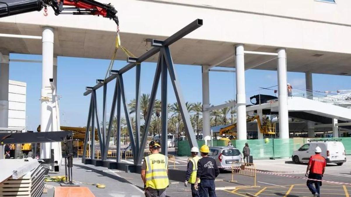 Ein Bauteil wird am Flughafen angeliefert.