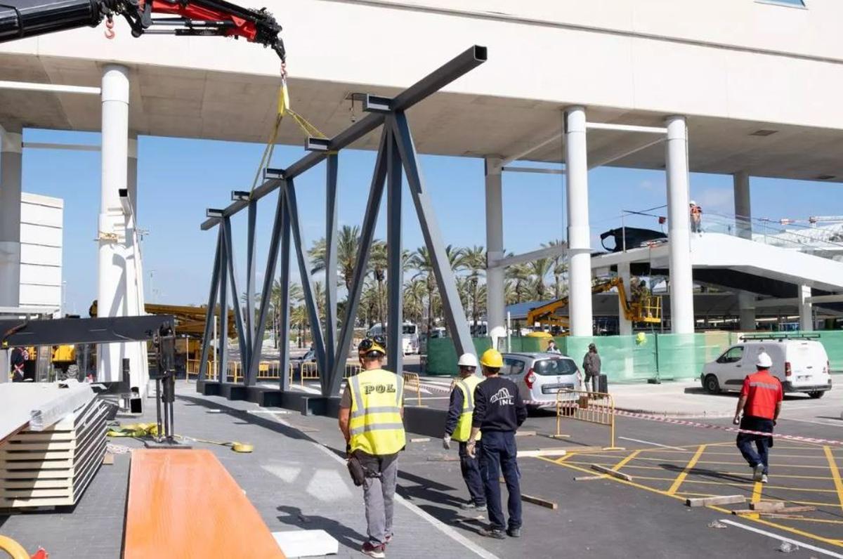 Ein Bauteil wird am Flughafen angeliefert.