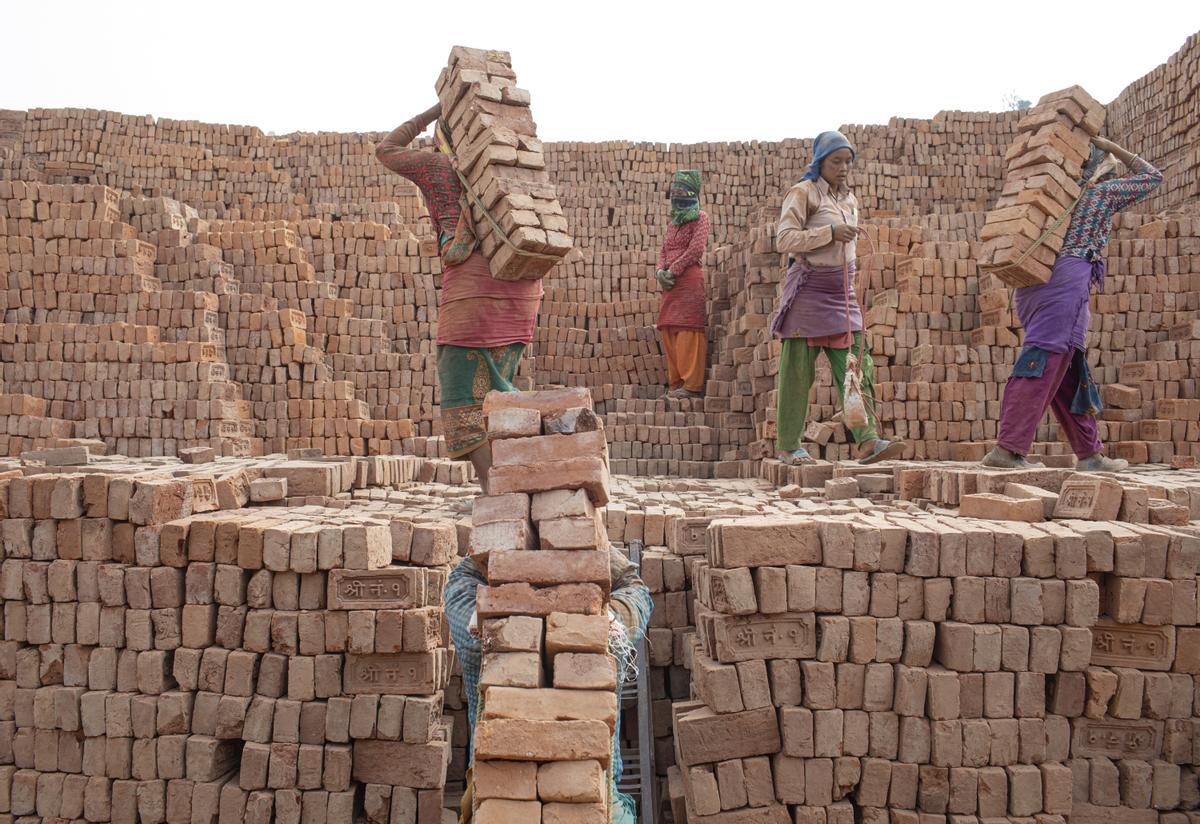 Un día en una fábrica de ladrillos en Nepal