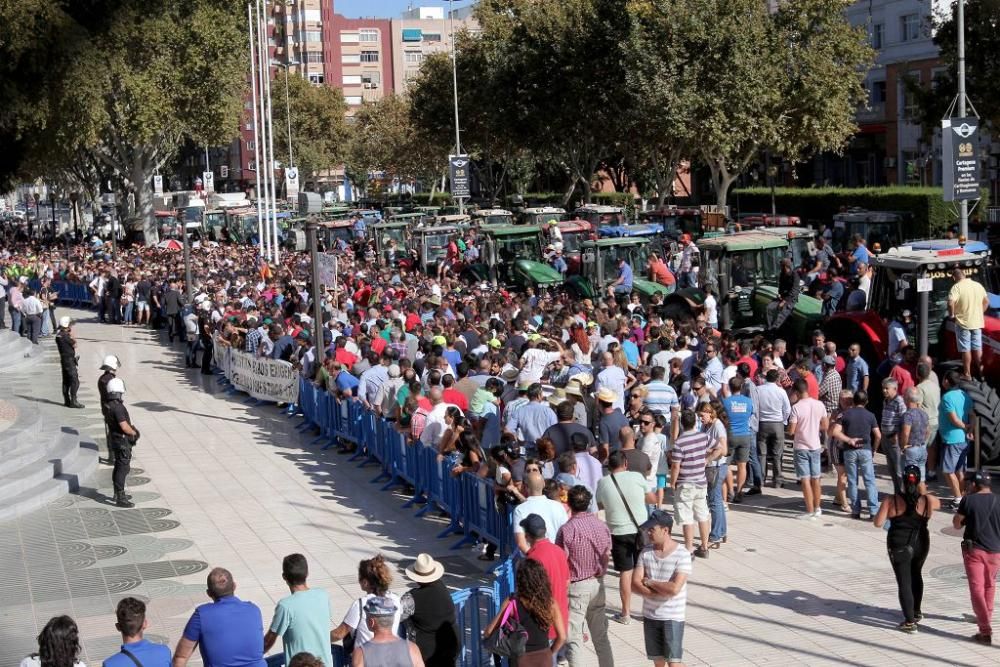 Protesta de agricultores en la Asamblea Regional