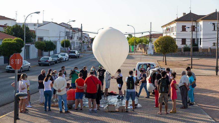 Lanzan un globo estratosférico en Villanueva de Córdoba como experimento sobre la dehesa