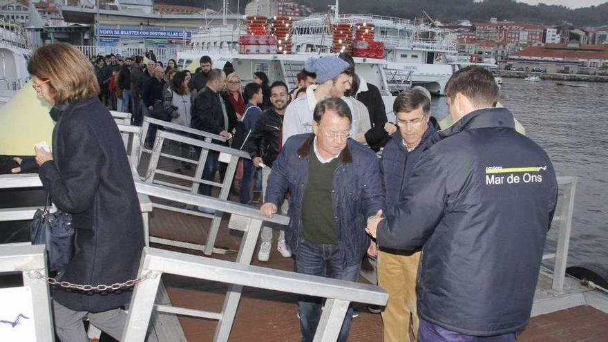 Los usuarios llenaban ayer el pantalán del muelle de Cangas para acceder al barco a Vigo. // Santos Álvarez