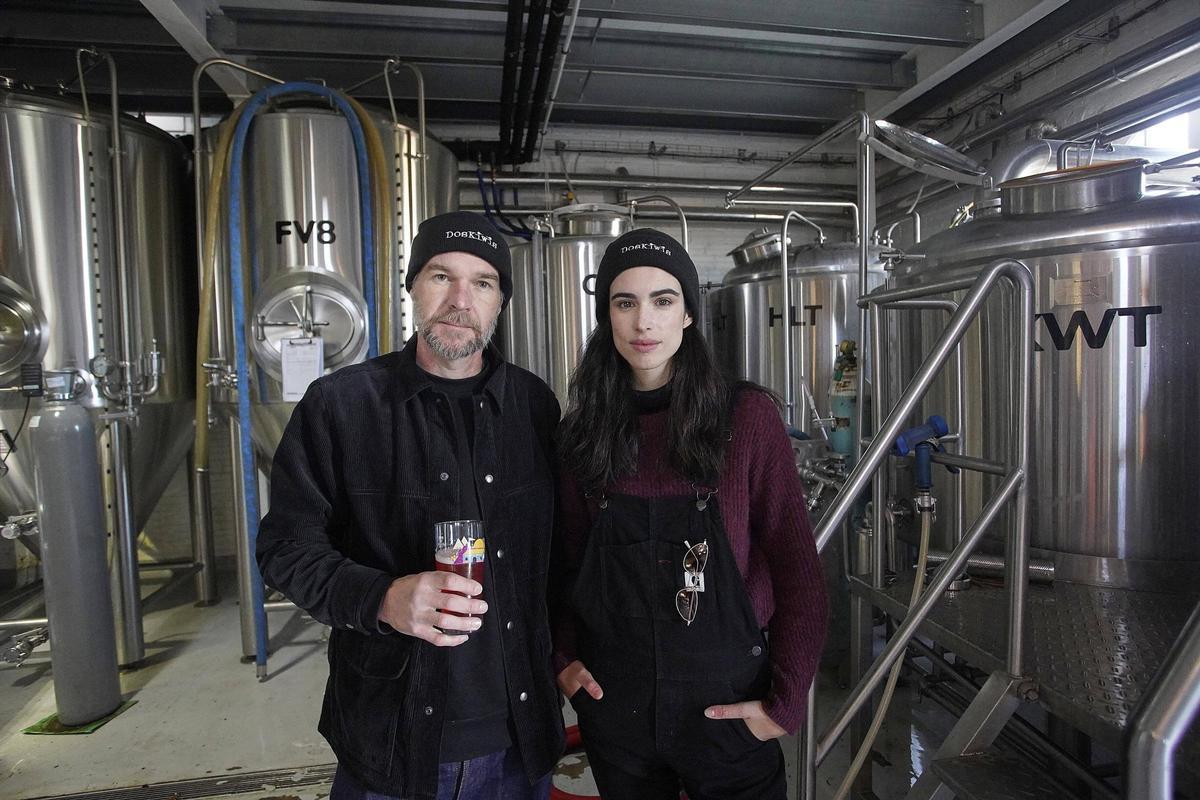 Judit i Michael, a l'obrador de DosKiwis a Rupià.