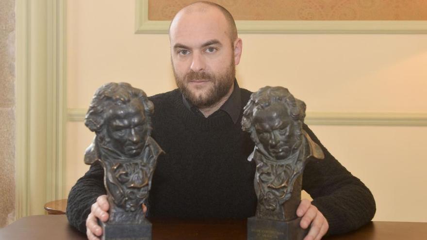 Alberto Vázquez con sus dos premios Goya. / EFE