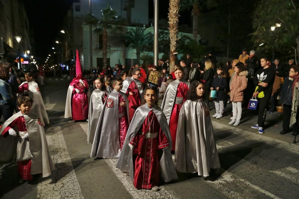 Miles de personas contemplaron el paso de las imágenes de las seis cofradías que participan en Lunes Santo