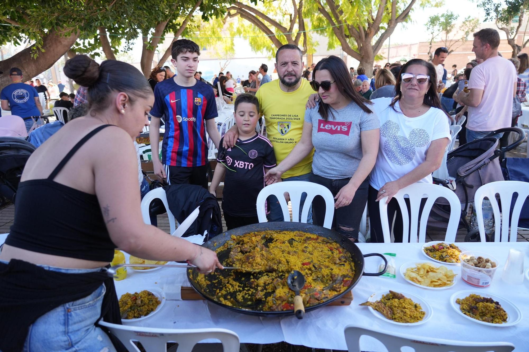 Las mejores imágenes de las multitudinarias paellas en un barrio de Vila-real
