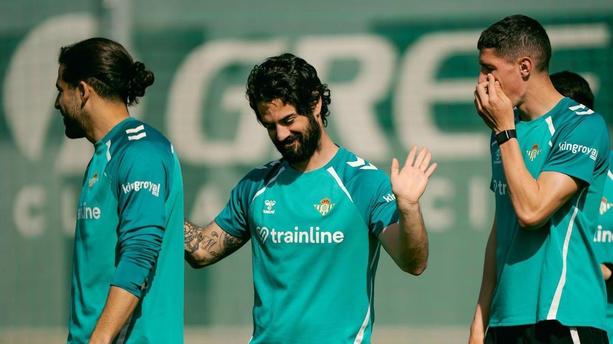 Isco, sonriente durante su vuelta a los entrenos con el equipo.