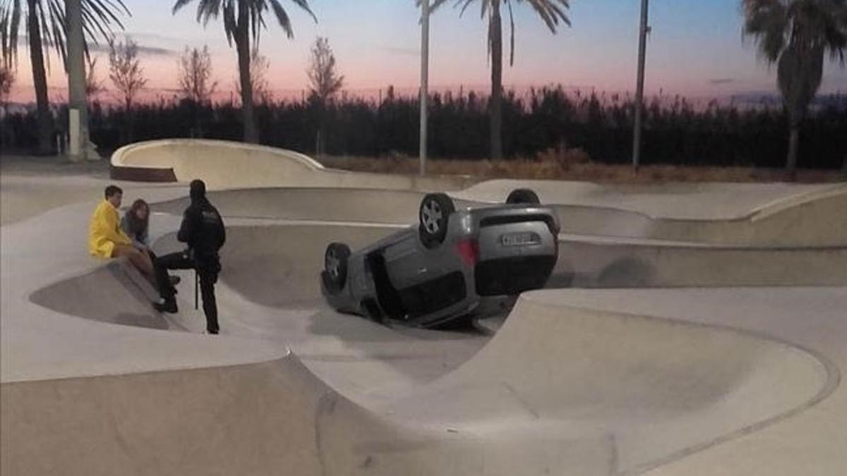 Coche accidentado en el Skate Park de la Mar Bella