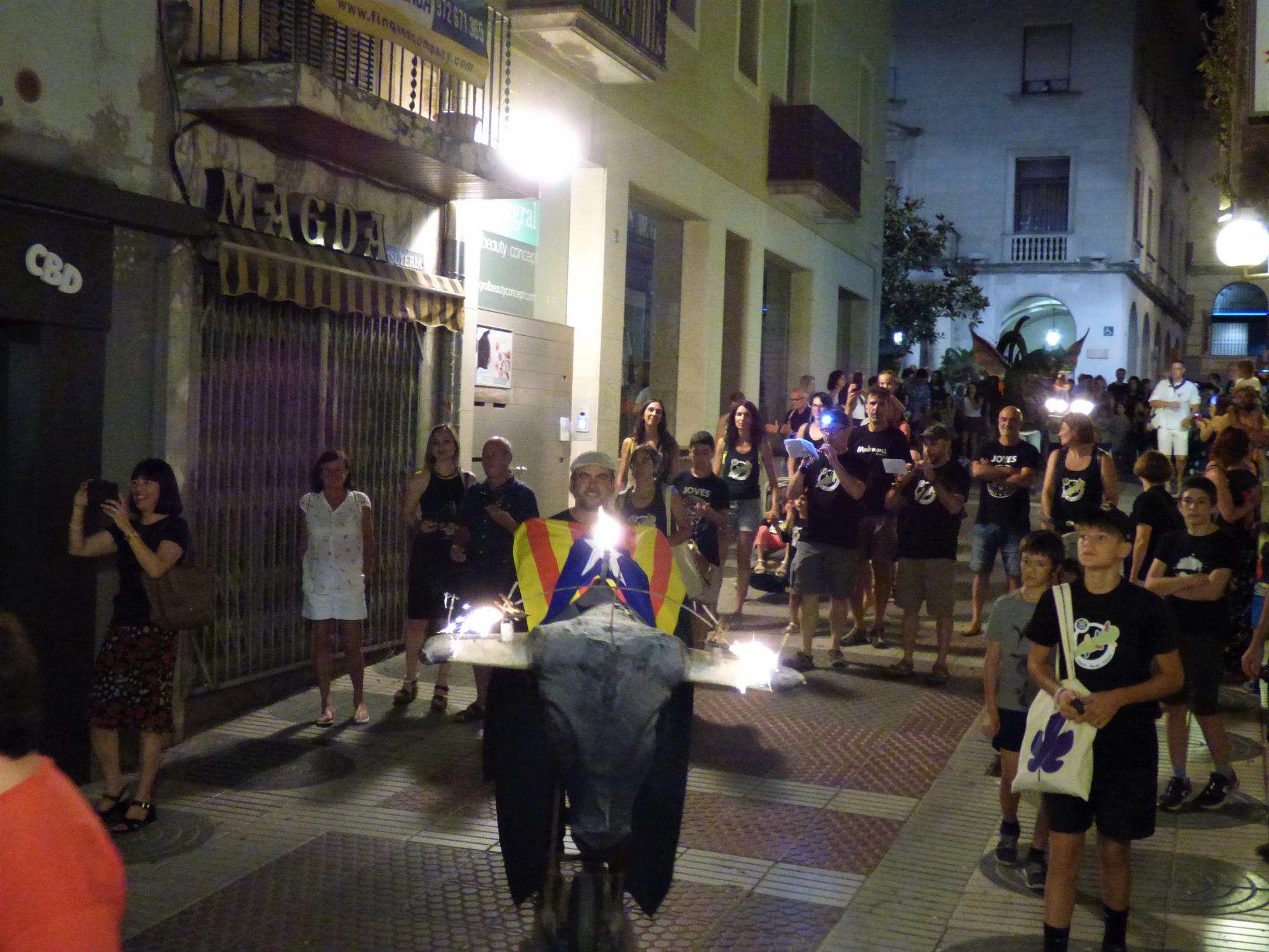 La desfilada de bestiari popular omple els carrers de Figueres