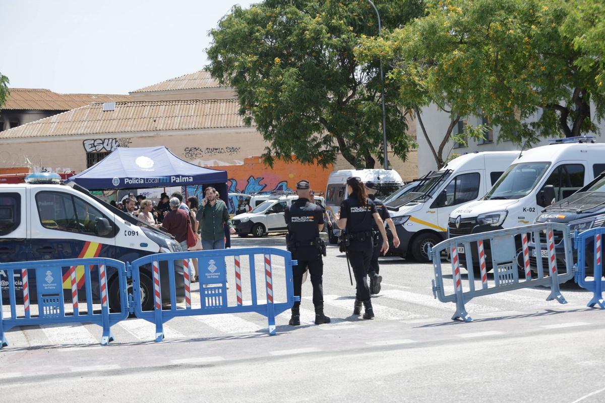 La Policía inicia el desalojo de la antigua cárcel de Palma