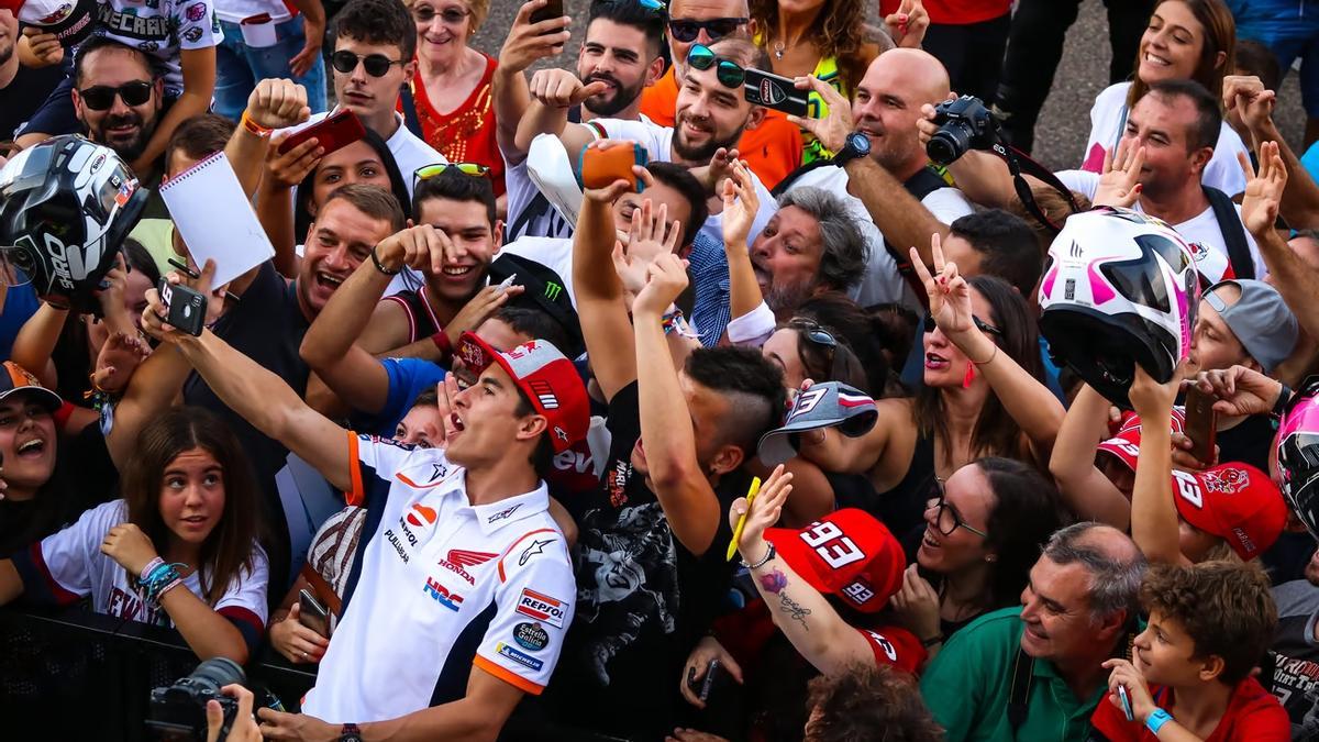 Marc Márquez fotografiándose con los aficionados en un Gran Premio.