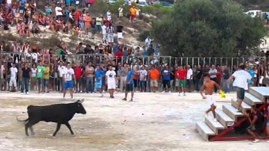 El Ayuntamiento manda limpiar el recinto de la vaquilla de El Moralet tras denegarla