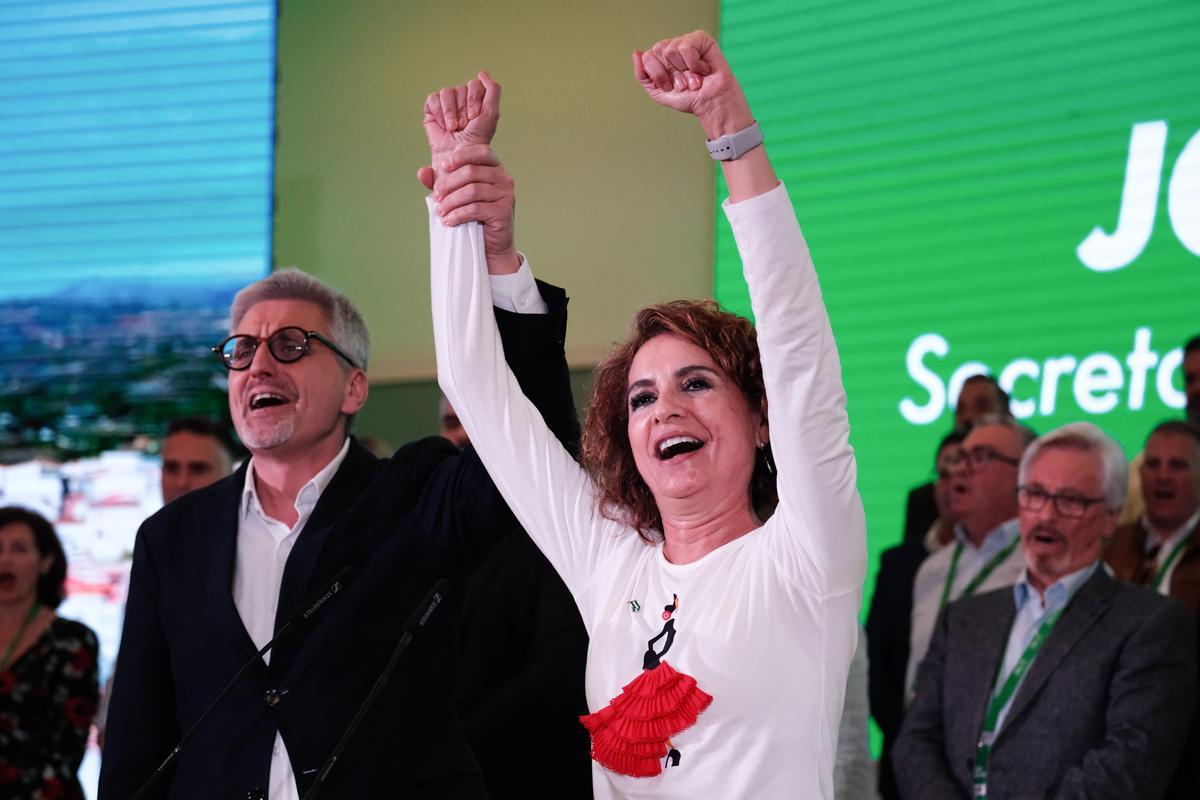 María Jesús Montero canta el Himno de Andalucía con el líder del PSOE de Málaga, Josele Aguilar.