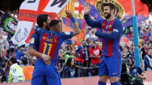 Piqué, celebrando un gol junto a Neymar y Luis Suárez