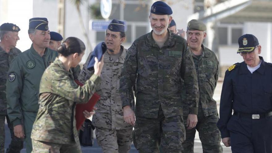El Rey, acompañado de los responsables de la Junta Militar, al inicio del ejercicio realizado ayer en Mallorca.