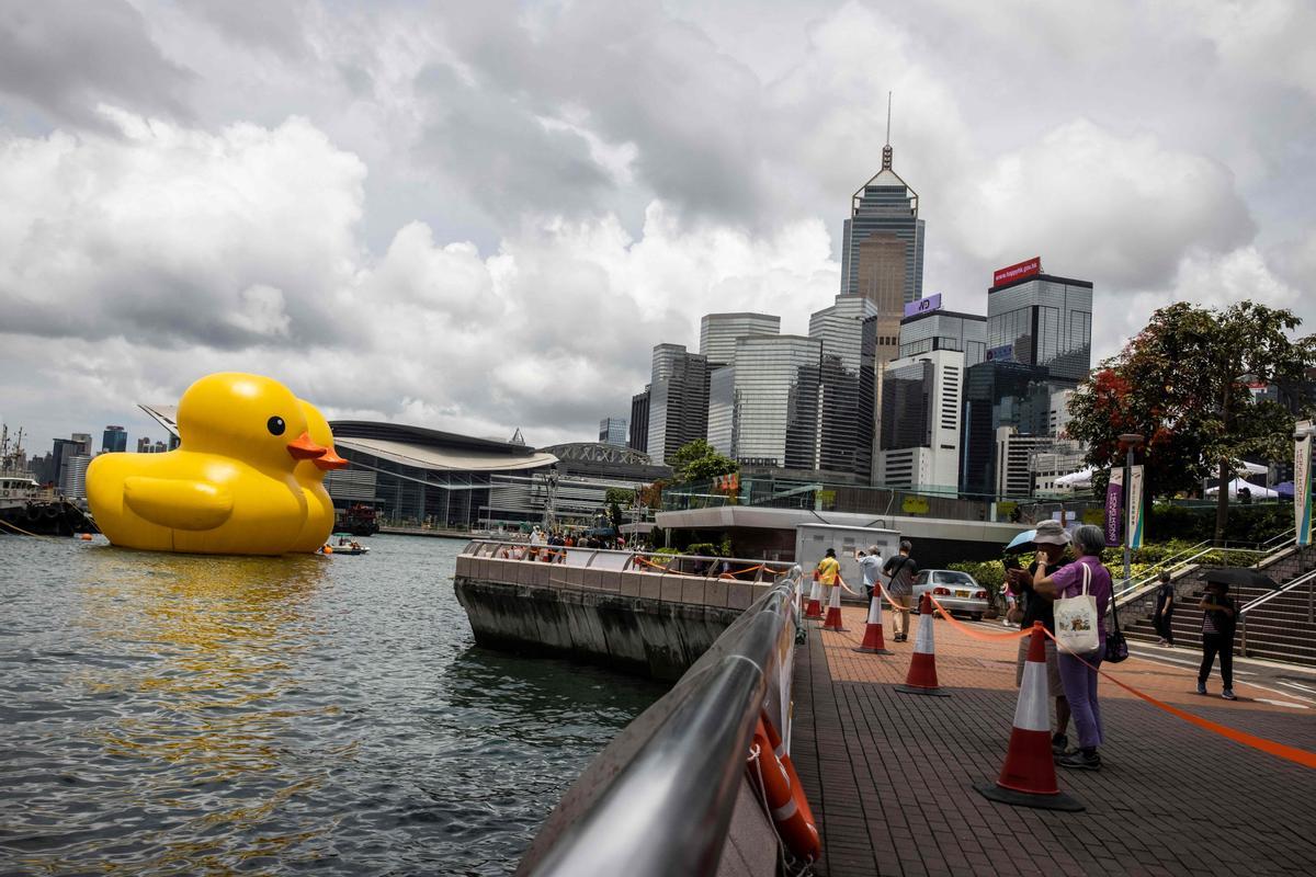 Los patos de goma del artista Florentijn Hofman, en el puerto de Hong Kong