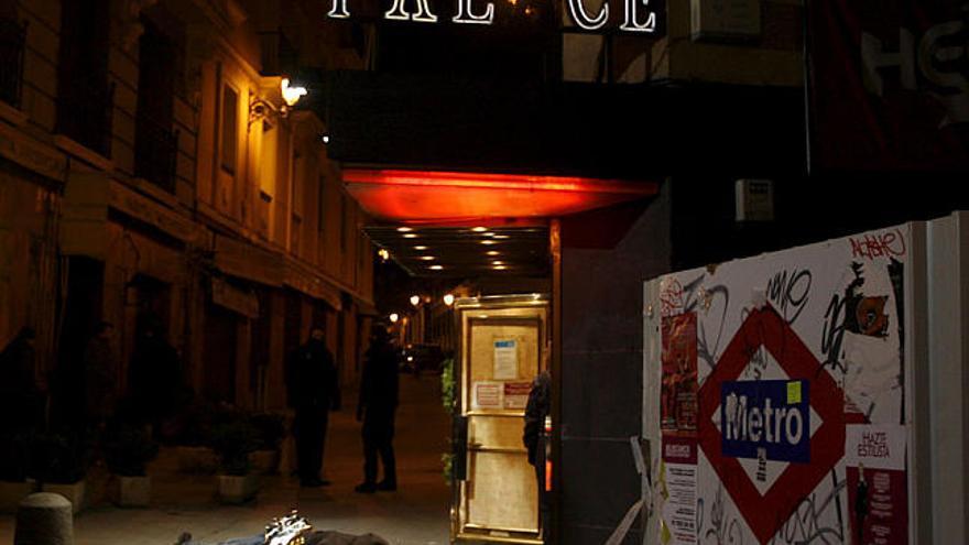 Disparos. Uno de los fallecidos yace en las cercanías de la discoteca minutos después del crimen.