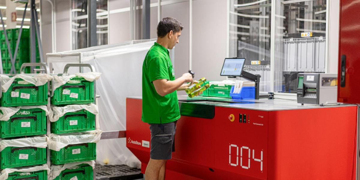 Mercadona pone en marcha en Vallecas su mayor almacén online de España, con 70 robots y capacidad para preparar 5.000 pedidos al día.