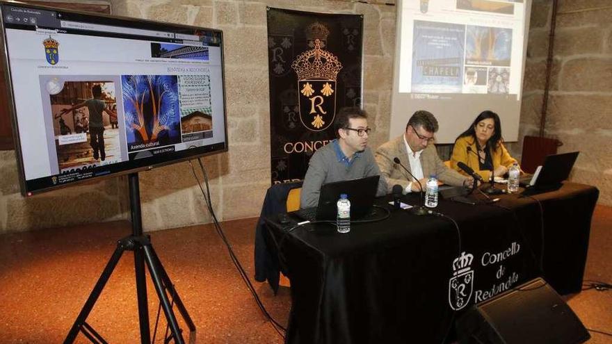 El edil Julio Mougán, el alcalde Javier Bas y Estela Carrera, ayer durante la presentación de la web. // A.V.