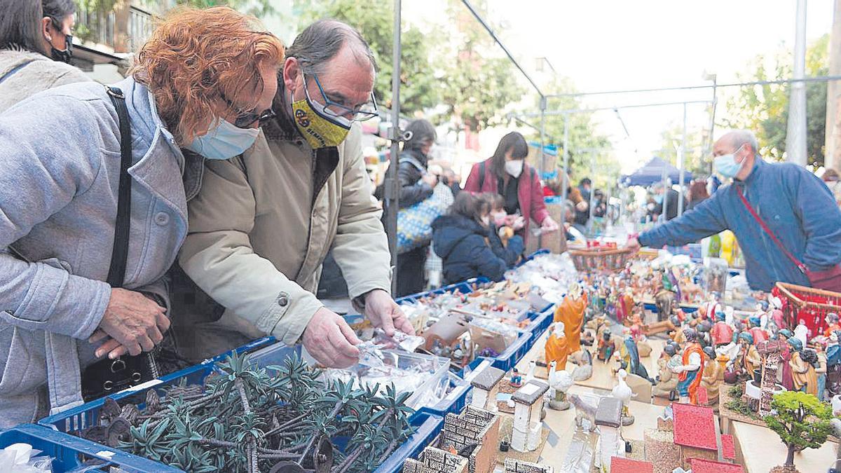 La popular feria de Vila-real ofrece todo tipo de productos artesanales típicos de las últimas fiestas del año.