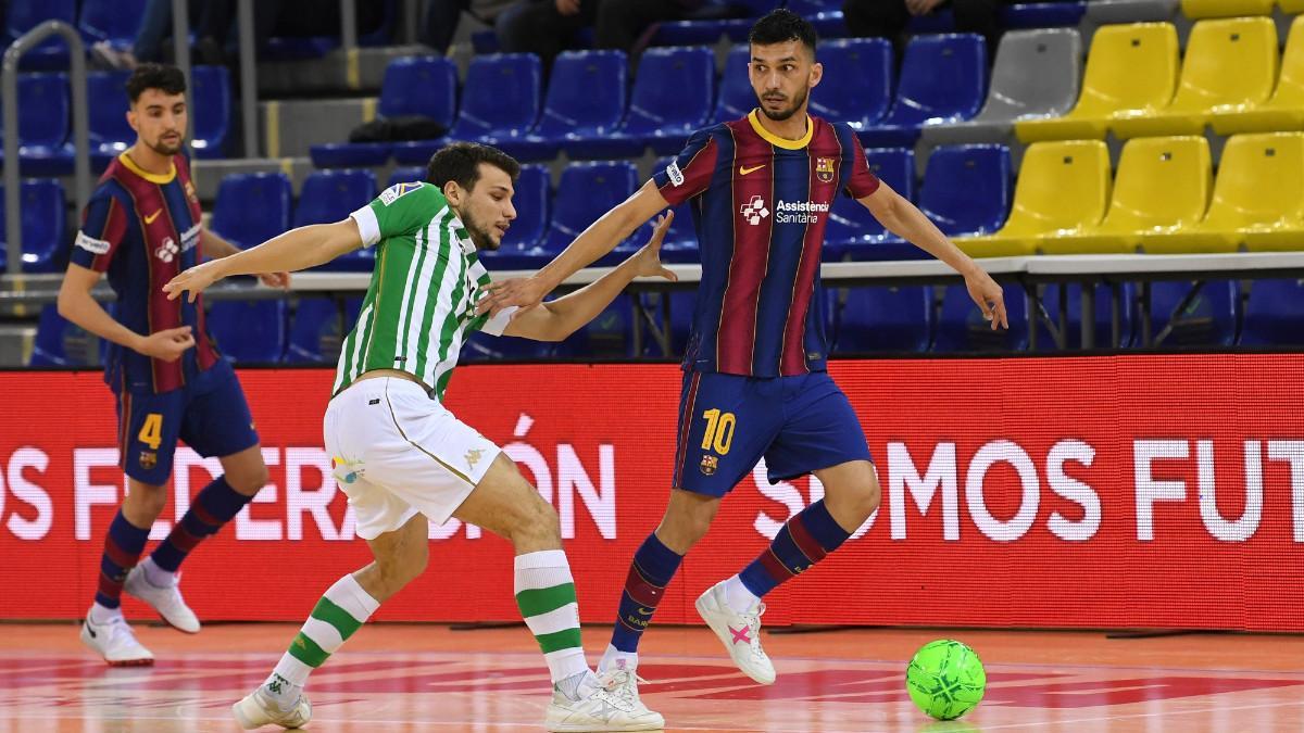 Esquerdinha, durante una acción del partido contra el Betis