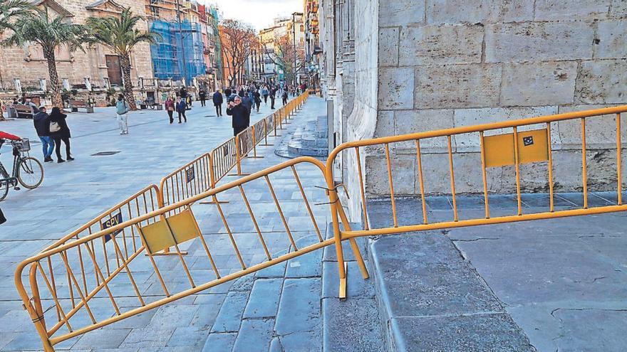 Vallas de protección en la Lonja de València durante estas pasadas Fallas. | LEVANTE-EMV