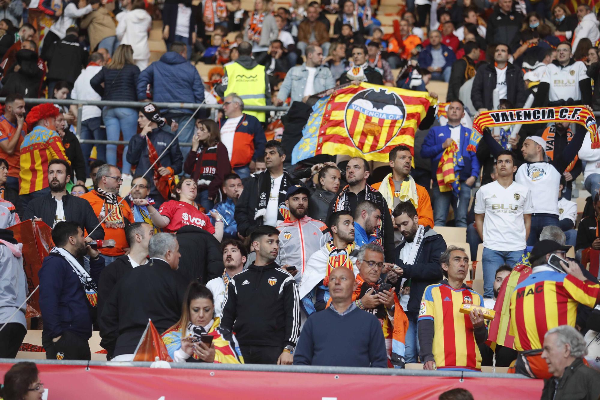 La afición valencianista llena de color el estadio de la Cartuja