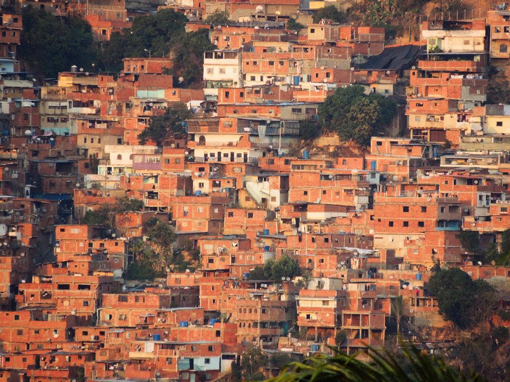 Las callejuelas de Petare están llenas de violencia.