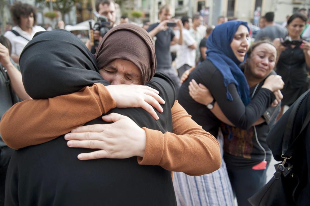 Concentració de la comunitat musulmana de Ripoll davant de l''Ajuntament en rebuig pels atacs terroristes