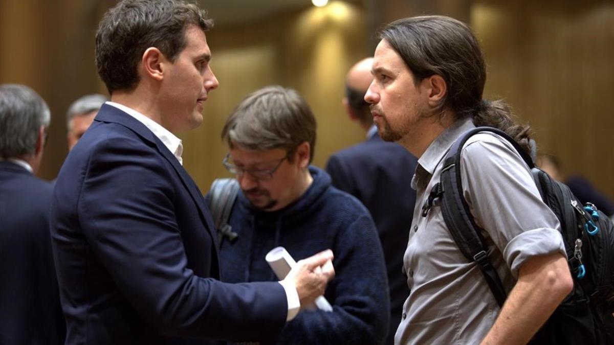 Albert Rivera y Pablo Iglesias conversan en los pasillos del Congreso.