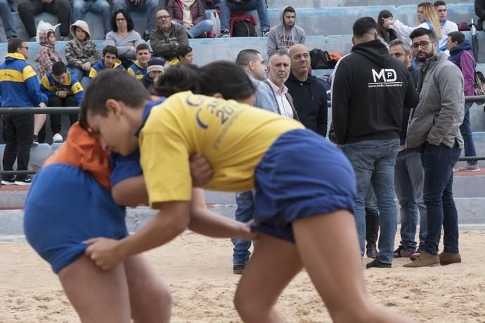 27.01.18 Visita del visepresidente del Cabildo Ángel Víctor Torres a las escuelas de lucha canaria.López Socas.Fotos Tony Hernández