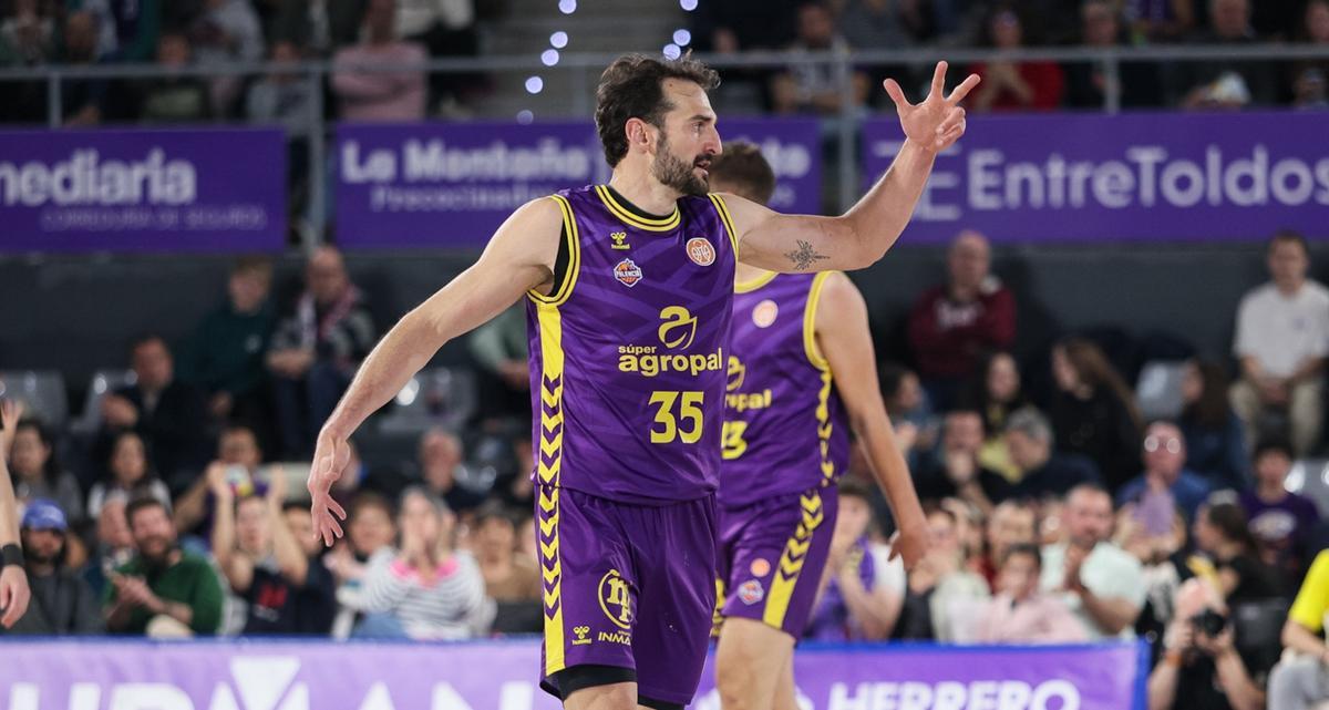 Álvaro Muñoz celebrando un triple con el Palencia.