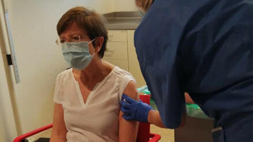 Carmen Cabezas rebent la vacuna d&#039;AstraZeneca el 10 d&#039;abril del 2021