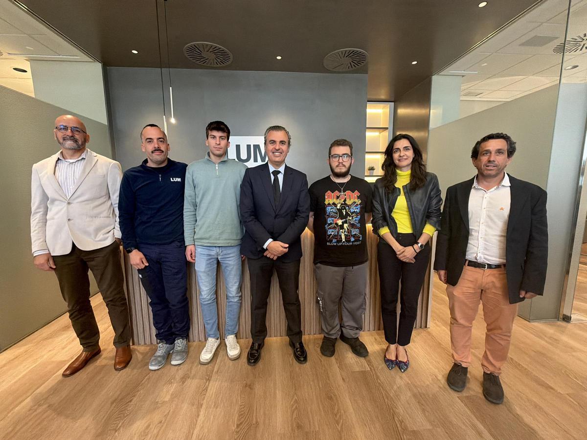 Vera y Salas posan junto a los alumnos y el gerente de Lum Magnetic, este lunes.