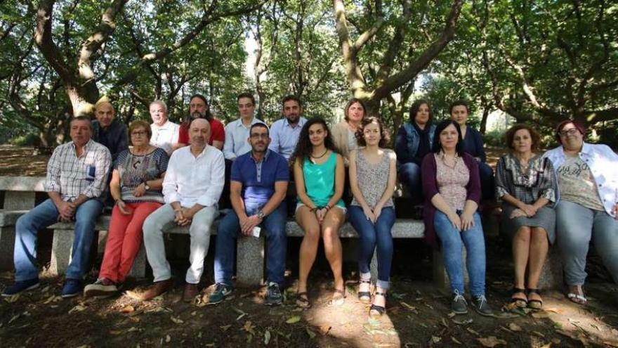 Francisco Vilariño, Manuel Carbón (detrás, con barba) y otros miembros del &#039;consello local&#039; del BNG, ayer, en O Rodo. // Bernabé/Gutier