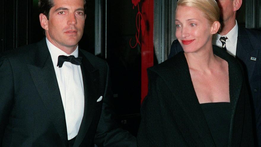 John F. Kennedy Jr. y Carolyn Bessette, la verdadera y trágica historia de amor de los 'príncipes de América' cuyo estilo marcó toda una era
