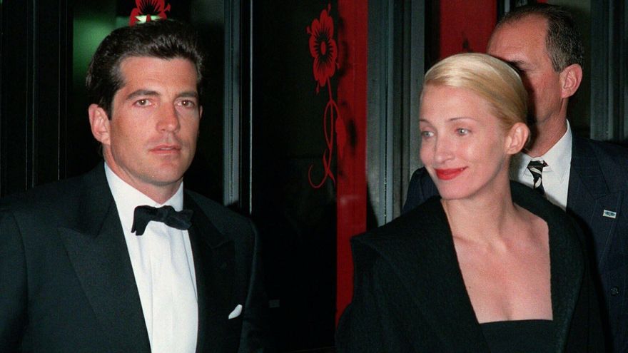 John F. Kennedy Jr. y su mujer, Carolyn Bessette, a su llegada al teatro Minskoff, el 6 de abril de 1998.