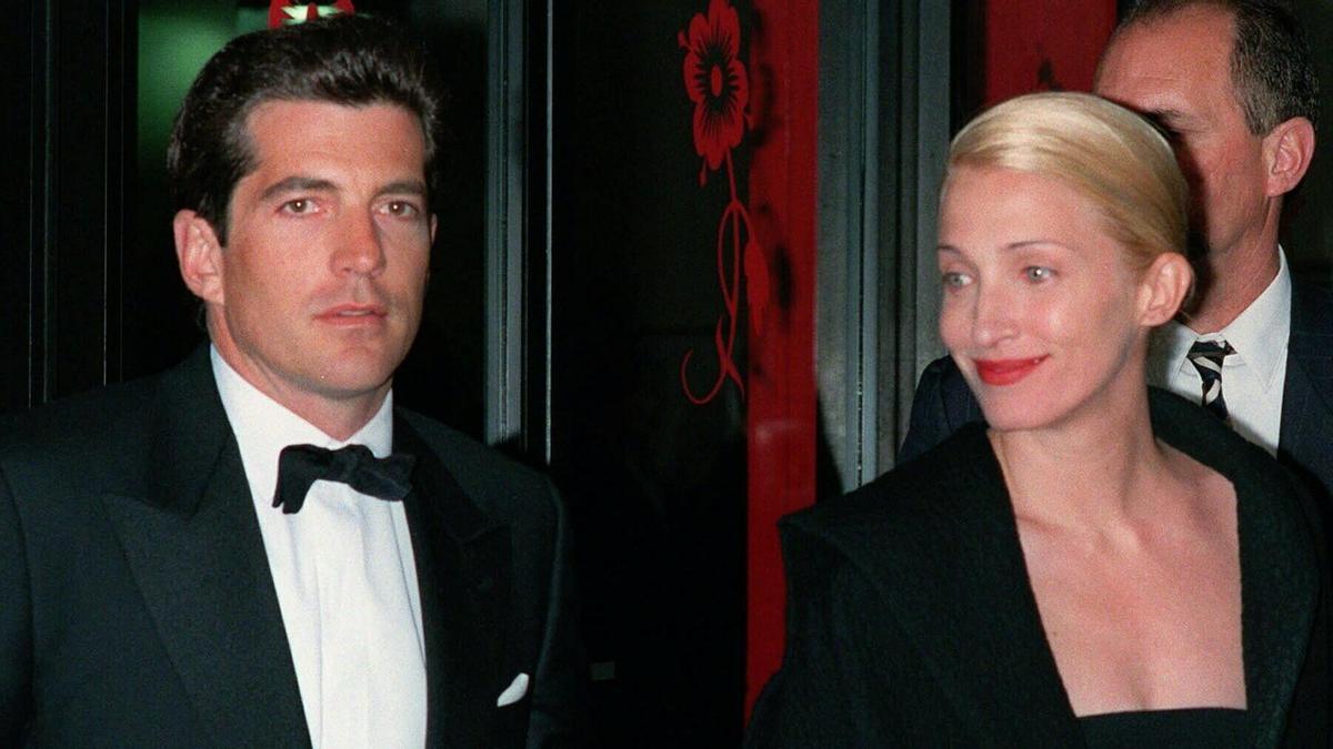 AMERICAN LOVE STORY | John F. Kennedy Jr. y Carolyn Bessette, la verdadera y trágica historia de amor de los ‘príncipes de América’ cuyo estilo marcó toda una era AMERICAN LOVE STORY | John F. Kennedy Jr. y Carolyn Bessette, la verdadera y trágica historia de amor de los ‘príncipes de América’ cuyo estilo marcó toda una era