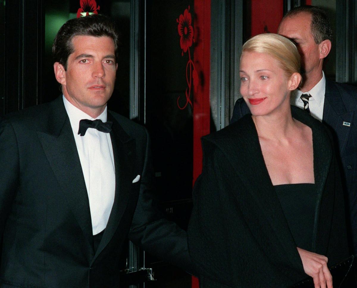 FILE--John F. Kennedy, Jr. and his wife, Carolyn Bessette, arrive at the Minskoff Theatre April 6, 1998. Kennedy was at the theater to present the Municipal Art Society's Jacqueline Kennedy Onassis Medal to Stephen C. Swid. The medal celebrate's the 10th Anniversary of the Society's campaign to save the signs and lights of Times Square. A small plane carrying Kennedy to a wedding in Hyannisport, Mass., was reported missing early Saturday, July 17, 1999, and a search was under way off the coast of New York_s Long Island, Coast Guard officials said. The plane was carrying Kennedy, Bessette, and her sister, the Coast Guard said.DESAPARICION DE JOHN KENNEDY, SU MUJER Y SU CUÑADA, CUANDO VIAJABAN EN AVIONETA POR LA COSTA DE MASSACHUSETTS. PRIMERAKENNEDY